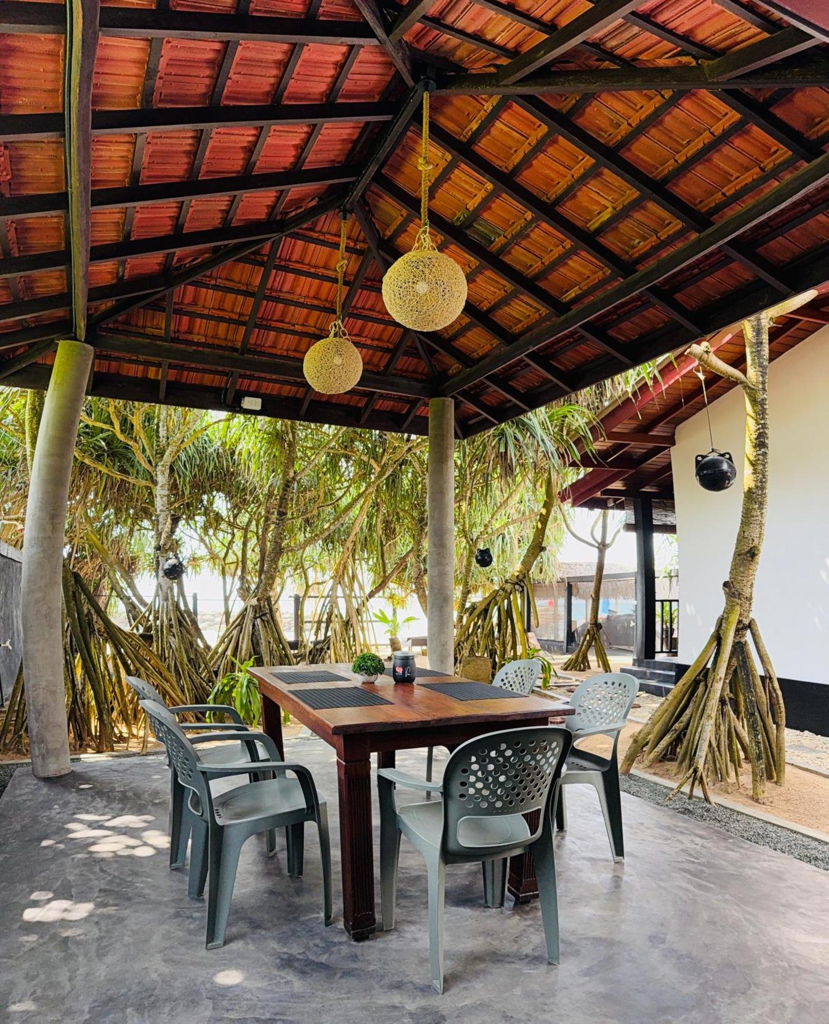 Sea Shell Villa Hikkaduwa 2 Separate Cabanas Ocean Front Villa Eksteriør billede